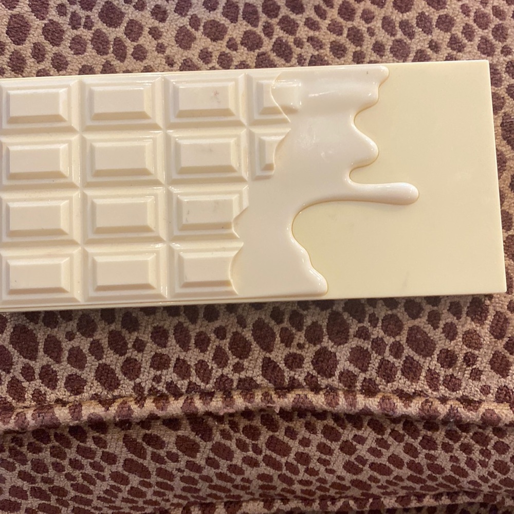 I ❤️ Revolution white chocolate eye shadow palette
